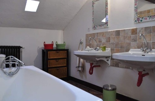 Vancia - Crepieux House | VILLA CASTEL Maison d'hôtes & Jardin de Cuisine Vivante