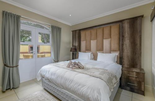 Port Edward Ski Chalet | Villa Caylee Caribbean Estates - Ultra-Luxurious - Rimas Interiors Designs - Private Beachfront Escape - Premium serviced for 8 Guests