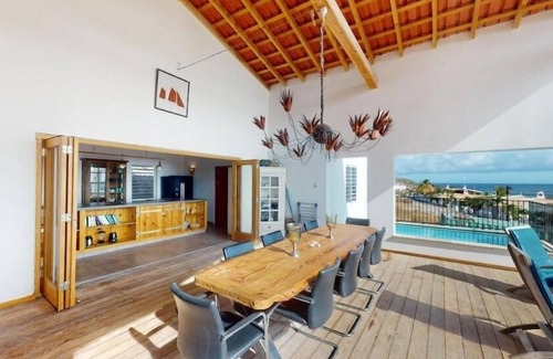 Soto Villa | Villa Coral Cliff 🇨🇼 5-bedroom beach house with Pool, AC, WiFi, Sleeps 10