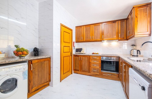 Montechoro Villa | Villa Crisandra w/heatable pool, Albufeira