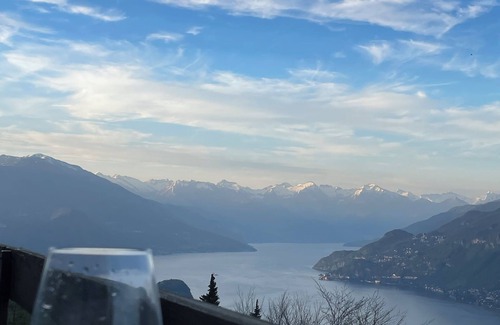 Civenna Bed & Breakfast | Villa D'ALBA with spectacular views of the mountains and Lake Como KING suite