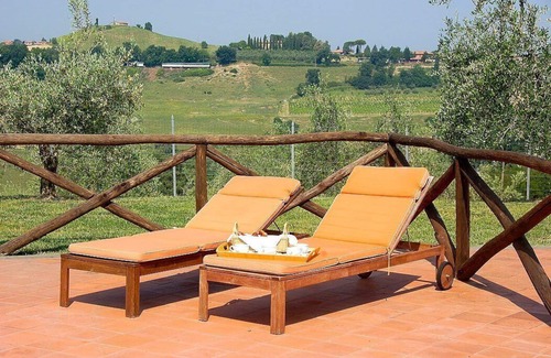 Quartaccio Villa | Villa Darmassina Grande: A splendid and luminous two-story villa surrounded by meadows and by green hills, with Free WI-FI.