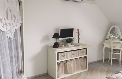 Villechetif House | villa de la croix blanche rental room in bed & breakfast