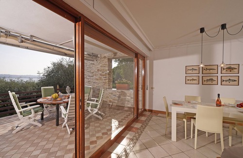 San Felice del Benaco Villa | Villa directly by the lake with garden.