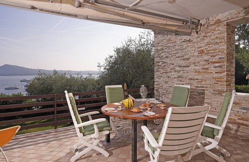 San Felice del Benaco Villa | Villa directly by the lake with garden.