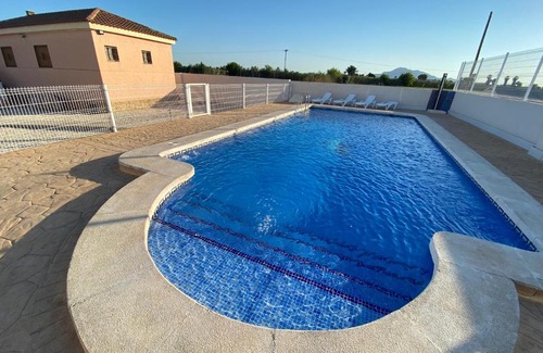 Catral Ski Chalet | Villa Dolores, un chalet con piscina y barbacoa en la huerta del Segura.