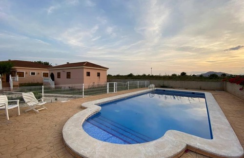Catral Ski Chalet | Villa Dolores, un chalet con piscina y barbacoa en la huerta del Segura.