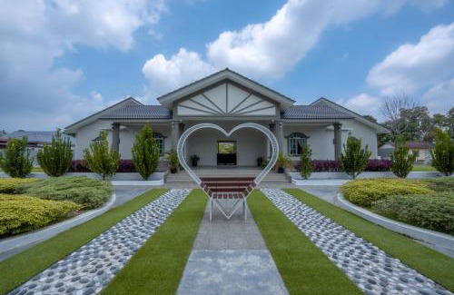 Kampung Bukit Katil House | Villa Dracaena Melaka With Swimming Pool, Hill View and 20 minutes to Town