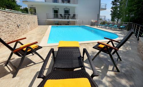Pobri Apartment | Villa Dragi with Pool, Sauna, & Whirlpool
