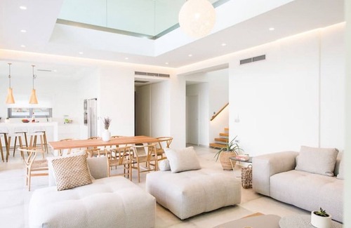 Akrotiri Villa | Villa Elagancia - next to Marathi beach.
