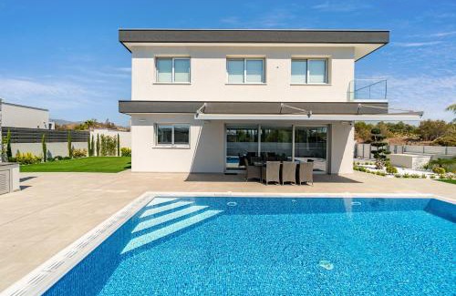 Moni Villa | Villa Eleni by Ezoria Villas
