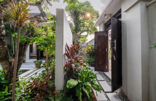 Seminyak Villa | Villa Eleni - walk to Seminyak's best restaurants and hot spots