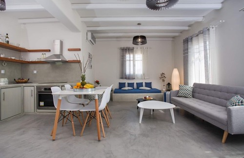 Piso Livadi House | Villa Emily a 1 bedroom villa in Punda Beach Paros ideal for couples.