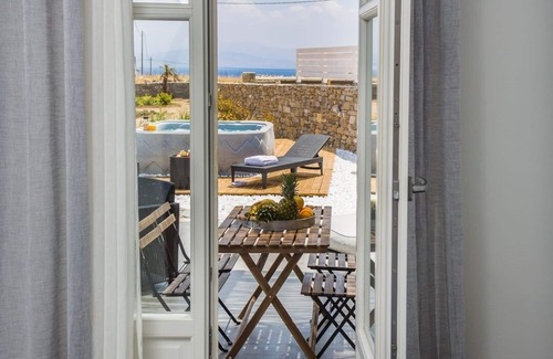 Piso Livadi House | Villa Emily a 1 bedroom villa in Punda Beach Paros ideal for couples.