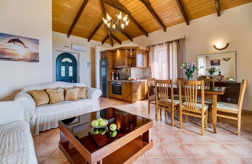 Tsoukaladhes Villa | Villa "Evelyn" with Sea View, Private Pool & Wi-Fi