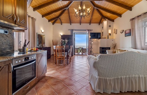 Tsoukaladhes Villa | Villa "Evelyn" with Sea View, Private Pool & Wi-Fi