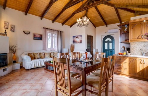 Tsoukaladhes Villa | Villa "Evelyn" with Sea View, Private Pool & Wi-Fi