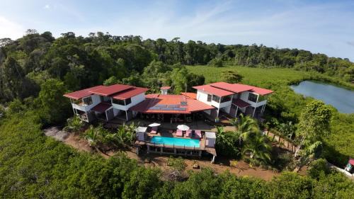 Isla Solarte Resort | Villa F&B