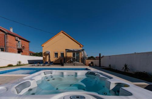 Crno Villa | Villa Family and Friends private heated pool with jacuzzi