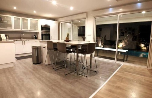 Lattes Apartment | Villa Flavie Jardin Barcecue Electric Bollard