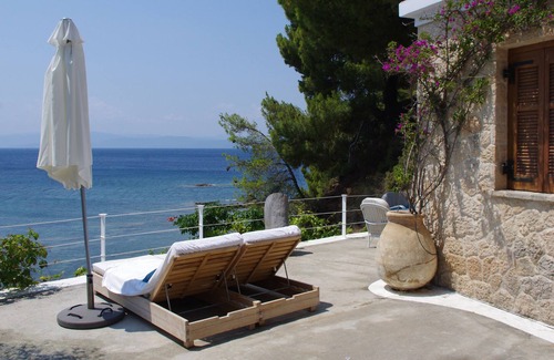 Troulos Villa | Villa Folia, a seafront private villa at the island of Skiathos