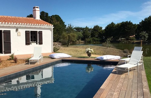 Noirmoutier-en-l'Ile Ski Chalet | Villa for 10 with swimming pool and garden