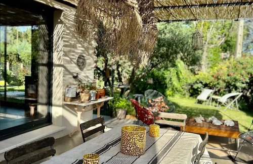 Saint-Quentin-la-Poterie House | Villa in a green setting near Uzès