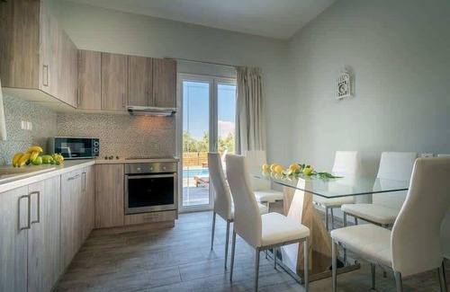 Fiolitis House | Villa Ftelia Private Pool Sleeps 9 Near Beach