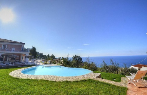 Santa Maria di Castellabate Villa | Villa Gaia: A bright and sunny two-story villa located on the slope of a hill, facing the sea, with Free WI-FI.