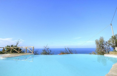 Santa Maria di Castellabate Villa | Villa Gaia: A bright and sunny two-story villa located on the slope of a hill, facing the sea, with Free WI-FI.