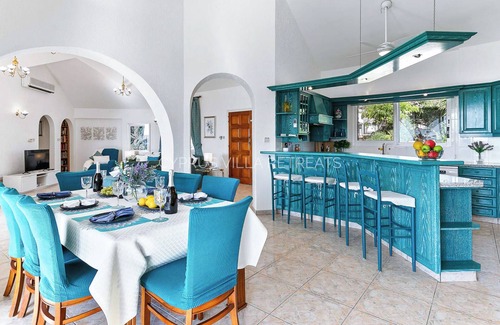 Peyia Town Villa | VILLA GALINI, 5 Bed with Private Pool & Amazing Views!
