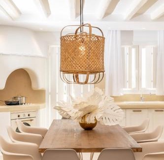 Plaka Villa | Villa Gold & White
