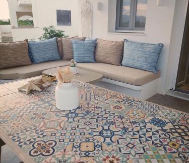 Plaka Villa | Villa Gold & White