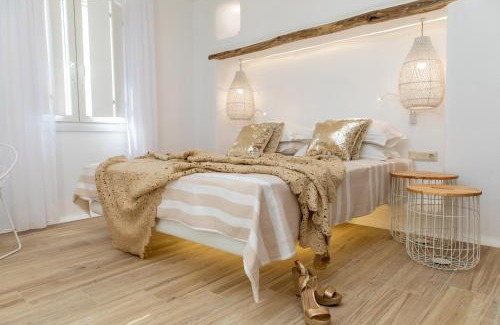 Plaka Villa | Villa Gold & White