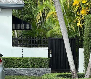 Golden Glades House | VILLA GUILLA