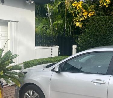 Golden Glades House | VILLA GUILLA
