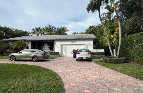 Golden Glades House | VILLA GUILLA