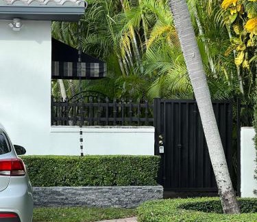 Golden Glades House | VILLA GUILLA
