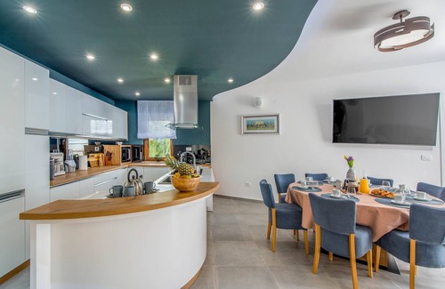 Nova Vas Villa | Villa Harlequin - Six Bedroom Villa, Sleeps 14