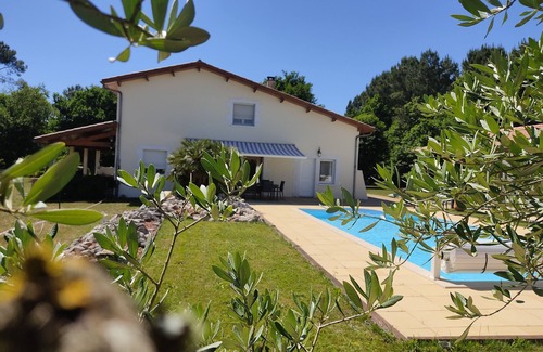 Biganos Villa | Villa in a quiet area on the edge of a forest, rated 4*.