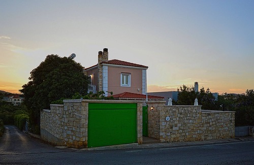 Varipetron Villa | Villa Ithaca. Country side villa close to all worth visiting sights in Chania.