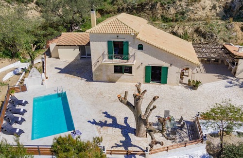 Argassi Villa | Villa Kanalos 4-bedroom villa with private pool