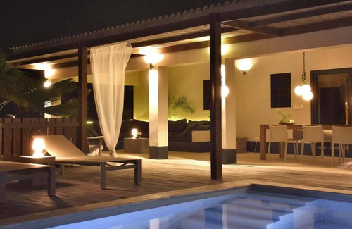 Santa Barbara Villa | Villa Kas Kris with a tropical garden and a private magnesium pool