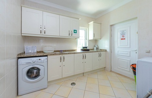 Correeira Villa | Villa Kelisia - A spacious and extensive 4 bedroom, 5 bathroom villa with private swimming pool