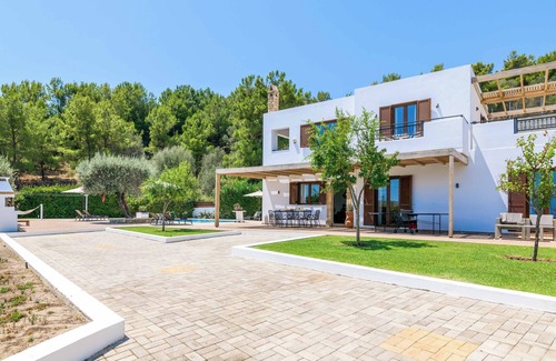 Vlicha Villa | Villa Krini Panos - Stylish villa with 8 metre pool, air-con, Wi-Fi & ping-pong!