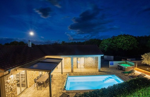 Gostinjac Villa | Villa Larra with heated pool & Jacuzzi
