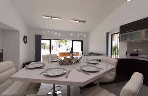 San Eugenio Villa | Villa Las Flores. Stunning 3 Bedroom Villa. Jacuzzi. Central Location.