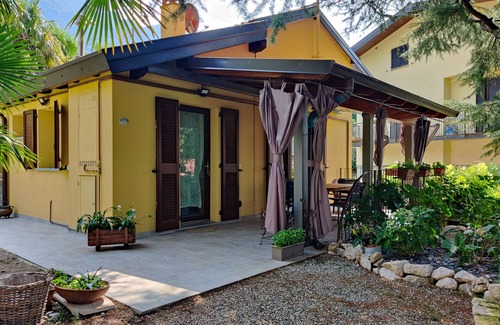 Lierna Cottage | Villa Laura - Dependance Jolanda with large veranda, garden and pool view
