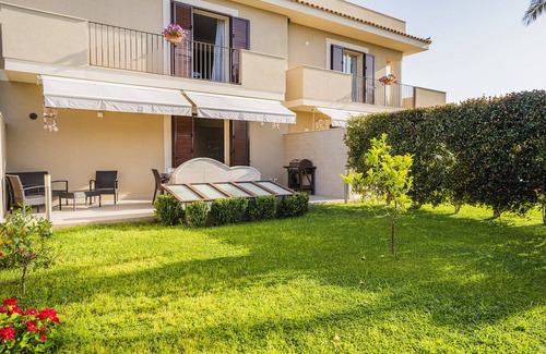 Pozzallo Apartment | Villa le Mimose - Caracol appartam with private garden/pool 30 mt. beach
