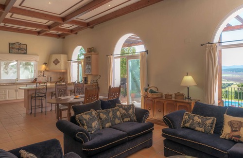 Benalup-Casas Vieja House | Villa Lino with Mountain Views, Pool, Garden and Wi-Fi